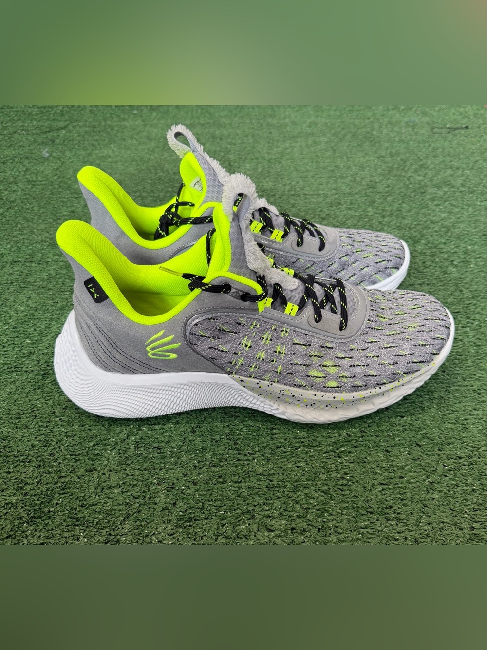 Under Armour Curry Flow 9 ‘Young Wolf’ Sample Grey Volt 3025684-115 Men’s Sz 13
